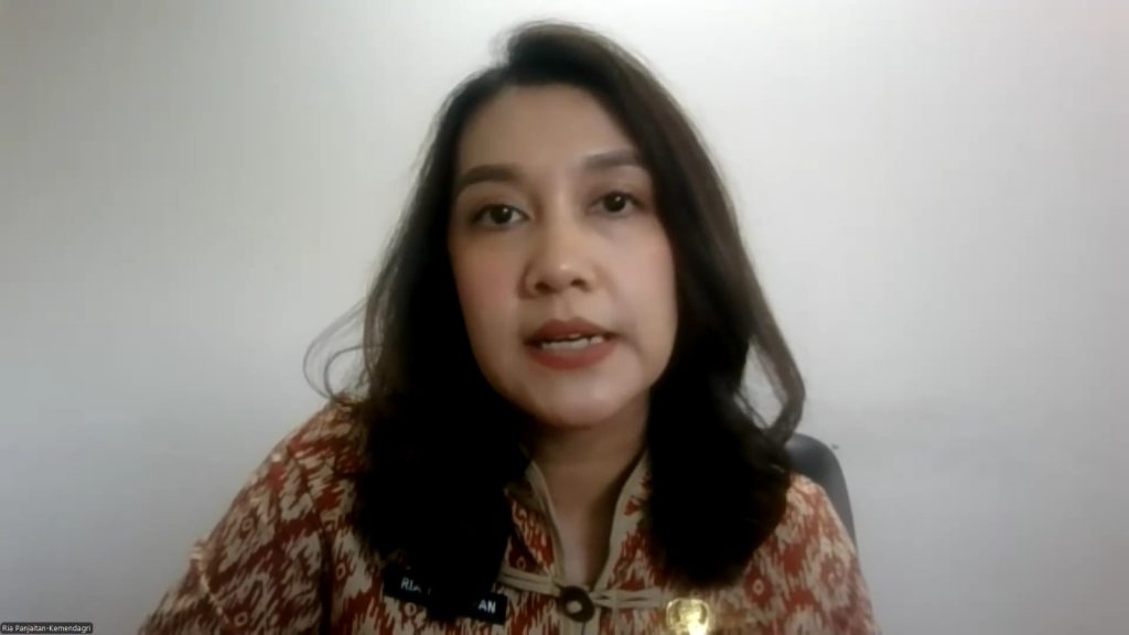 Dameria Febriani Panjaitan selaku perwakilan dari Pusat Kerjasama Kemendagri menyampaikan pendapat mengenai transisi energi sebagai agenda nasional