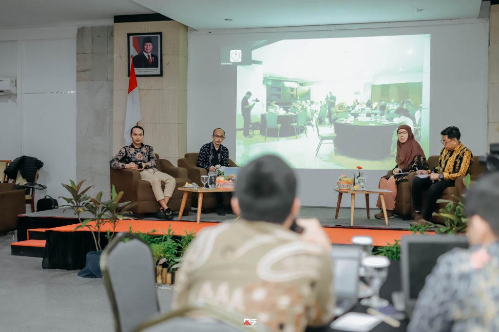 Dalam seminar tersebut, PT PLN Indonesia Power–UBP Palabuhanratu yang diwakili oleh Robert David Carniago menjadi salah satu narasumber diskusi juga menyampaikan bagaimana PLTU memandang Perempuan sebagai salah satu aktor stategis dalam industri pembangkit Listrik
