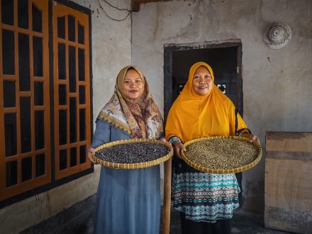 Produksi kopi dengan pemanfaatan Pembangkit Listrik Tenaga Surya (PLTS) dan Solar Dryer House oleh Kelompok Wanita Tani (KWT) di Lombok Tengah