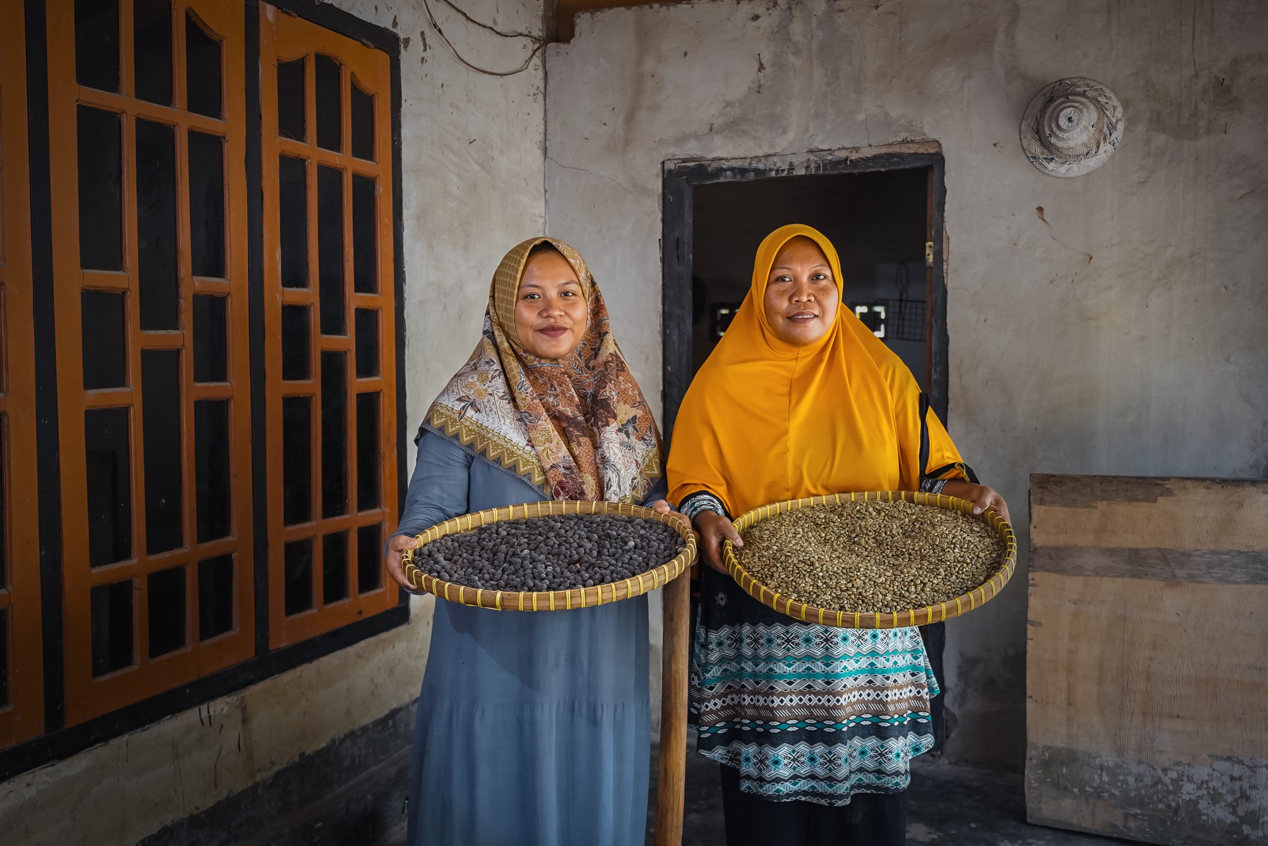 Produksi kopi dengan pemanfaatan Pembangkit Listrik Tenaga Surya (PLTS) dan Solar Dryer House oleh Kelompok Wanita Tani (KWT) di Lombok Tengah