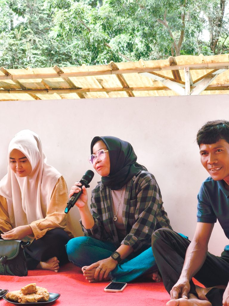 Salah satu fokus utama dalam diskusi adalah pemanfaatan eceng gondok yang tumbuh liar di kanal dan sungai sekitar kawasan.