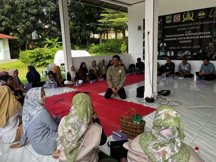 Menganyam Harapan Komunitas Bambu Kuning Kembangkan Kerajinan Eceng Gondok untuk Ekowisata dan Ekonomi Desa