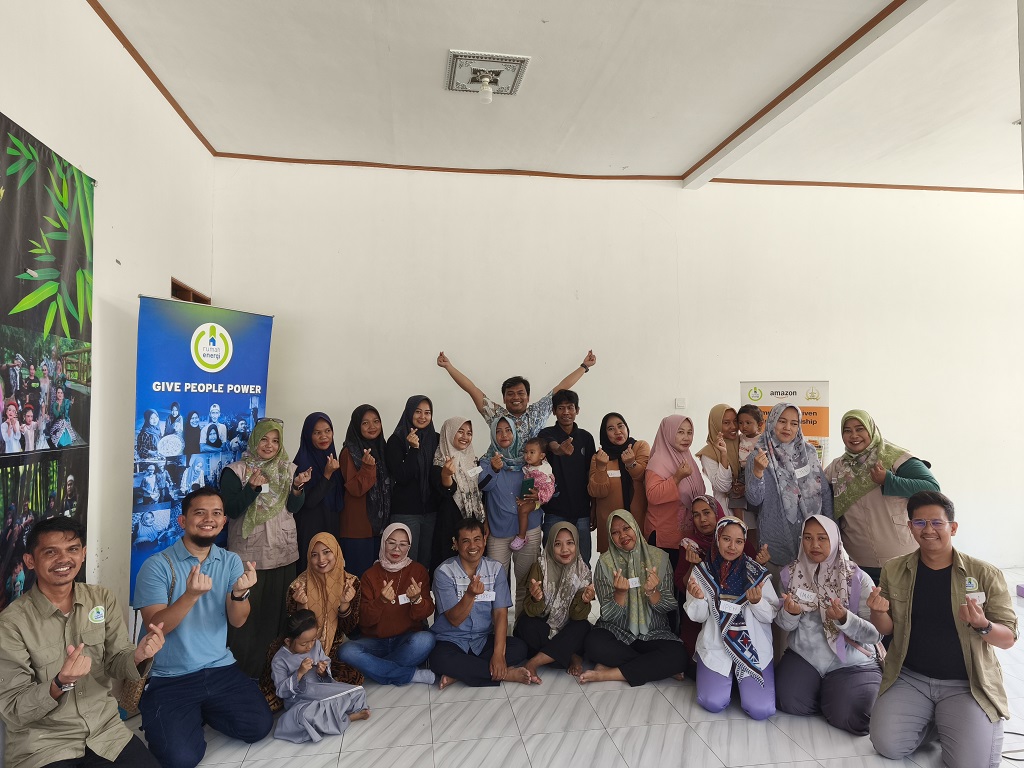 Pelatihan menganyam dipandu langsung oleh Bu Nia dan timnya dari Nia Craft