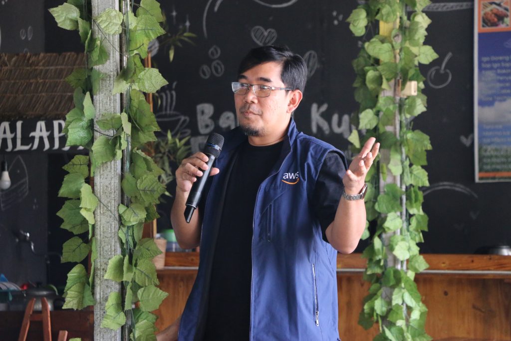 Sesi praktik menganyam eceng gondok