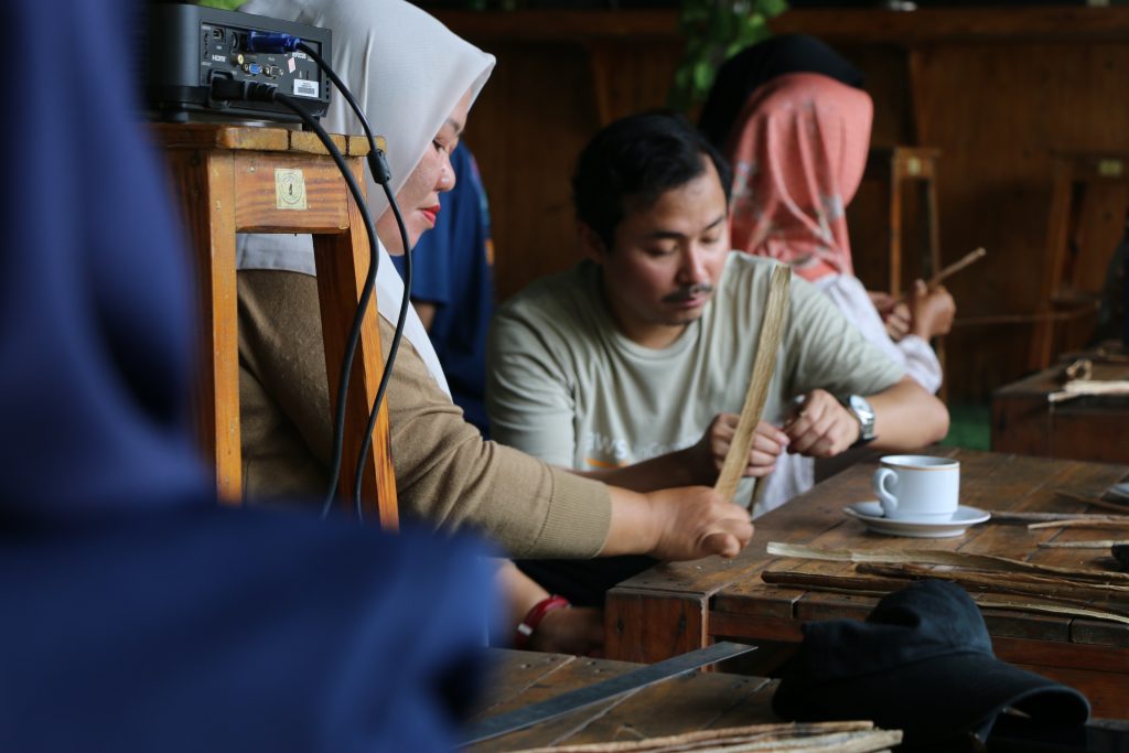 Peserta AWS InCommunities mengunjungi Ekowisata Bambu Kuning