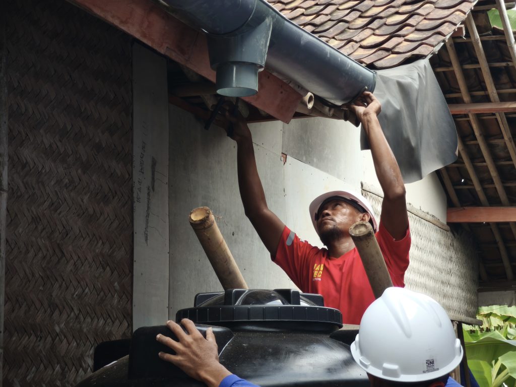 Proses pendampingan konstruksi pemanenan air hujan di desa dampingan