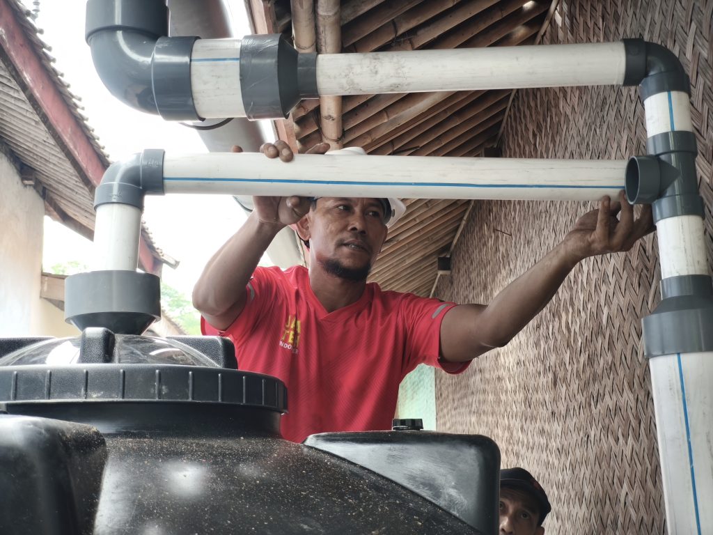 Pelatihan teknis pembangunan sistem pemanenan air hujan oleh Rumah Energi dan Microsoft