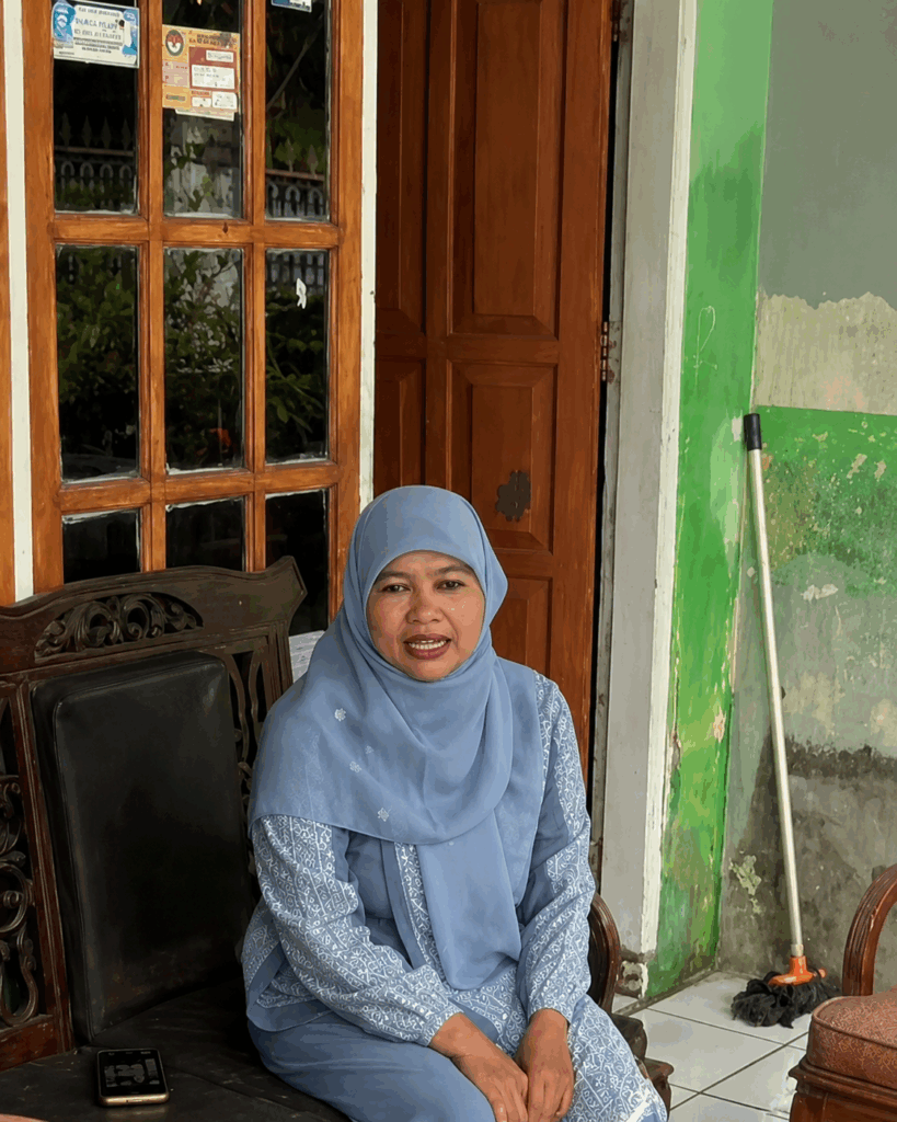 Ibu Emay Marliah merasakan kemudahan akses air bersih berkat bantuan IPAH