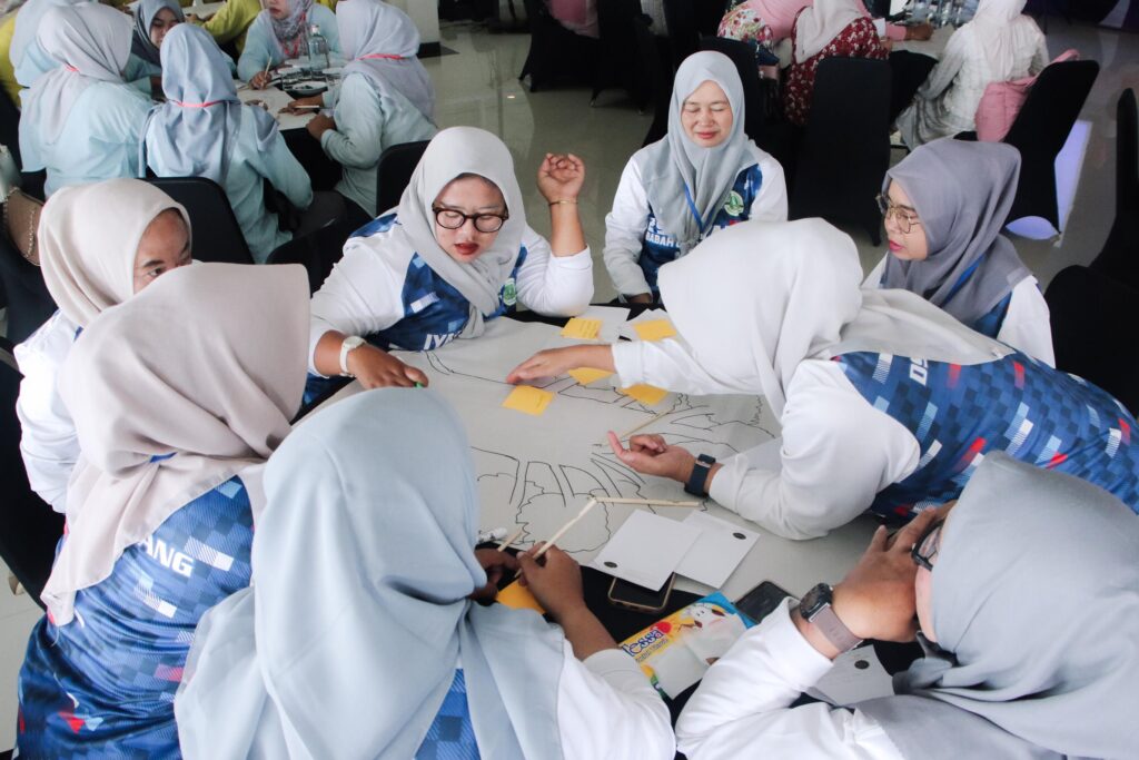 Peserta melanjutkan proses refleksi melalui sesi Pohon Aksi