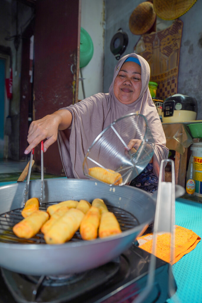 Ibu Ida Farida cooking with biogas energy